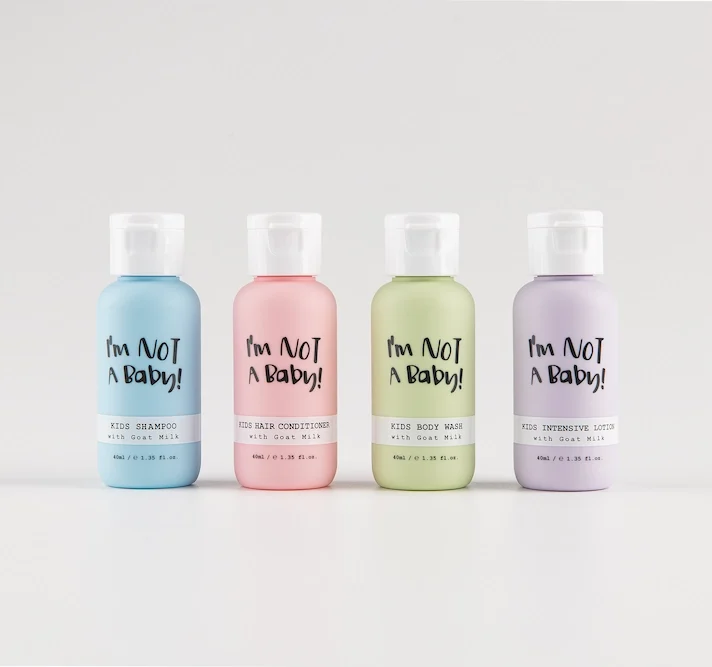 „I’m NOT A Baby“ mini vaikiškos kosmetikos rinkinys su ožkos pienu – 4 produktai kelionėms.